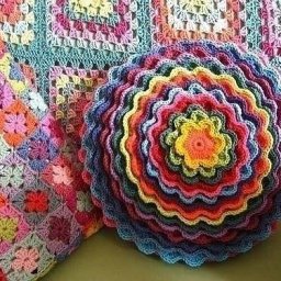 ​Подушка в виде разноцветного цветка