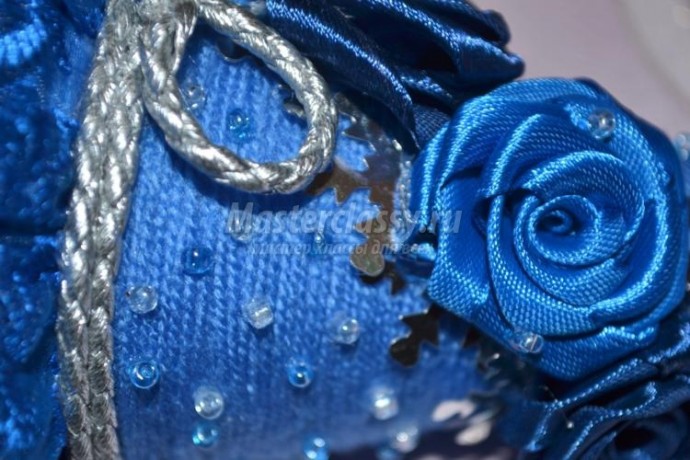 Новогодняя ёлочка из ниток и кружева с розами