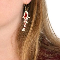 Сережки в виде рыбок из бисера