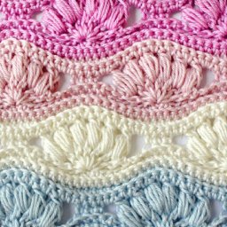 Волнистый узор из разноцветных ракушек