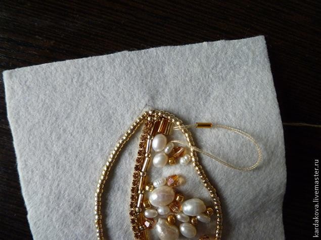 Брошь из бисера "Перо"