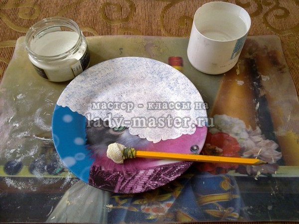 ​Декупаж тарелки в стиле "шебби-шик"