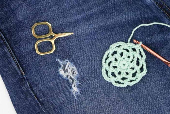 ​Интересный способ, как спрятать нежелательные дырки на джинсах и не только