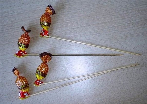 Нарциссы из конфет: мастер-класс