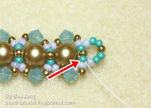 ​Браслет с крупными золотыми бусинами