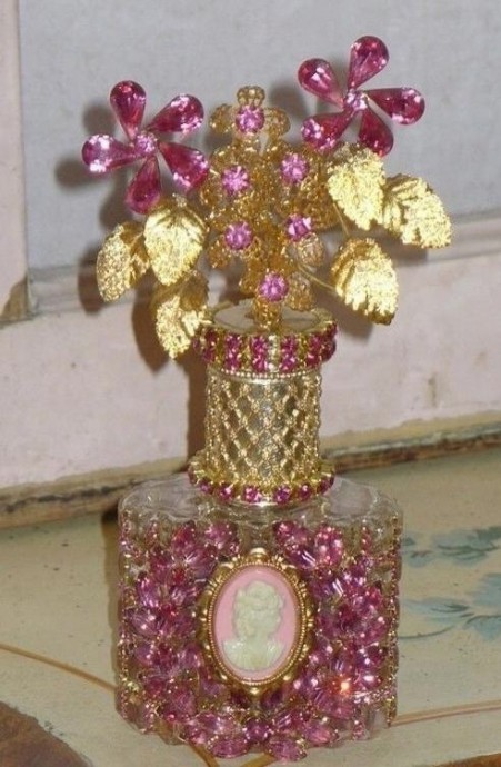 Шикарные флаконы для духов: идеи для вдохновенного творчества