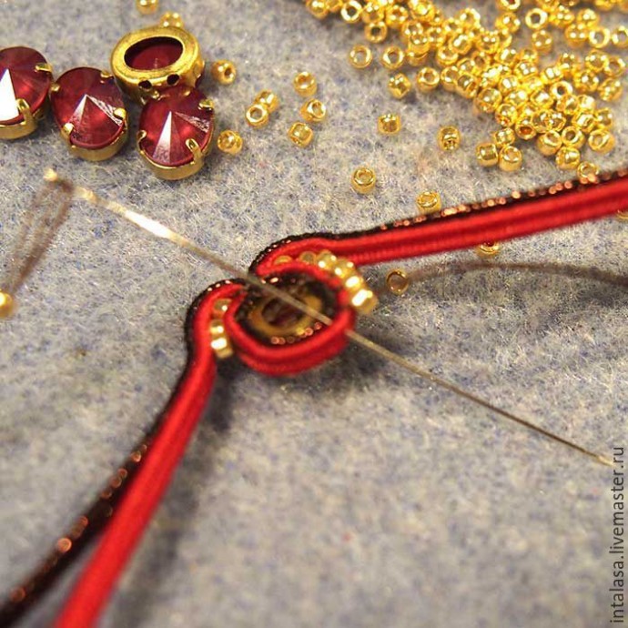 Сутажная брошь "Аленький цветочек"