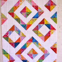 Лоскутные покрывала с цветными деталями: идеи и шаблоны