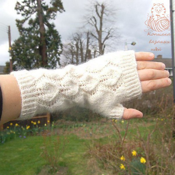 Митенки с узором "Листья"