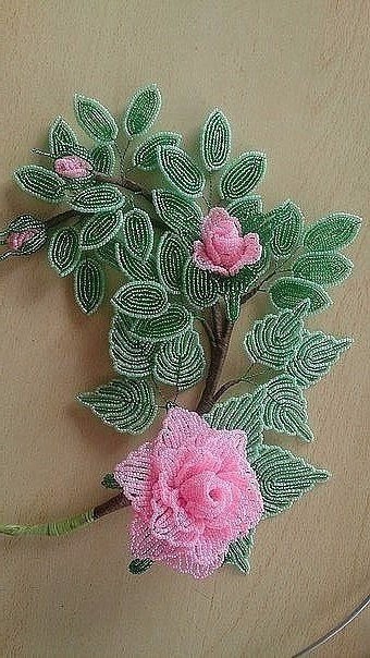 ​Оригинальная композиция с розами из бисера