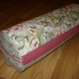 Шьём подушку-валик из остатков ткани