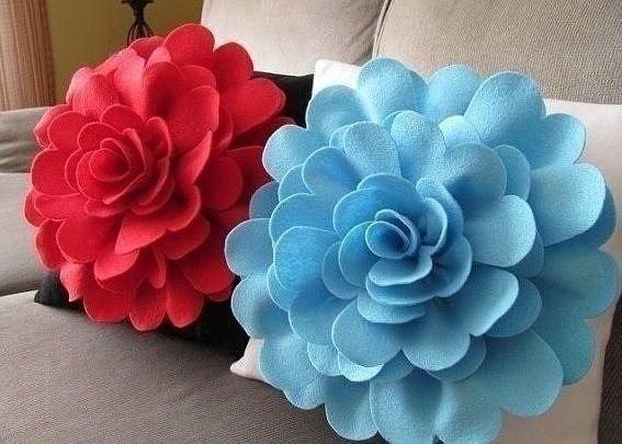 Декор подушки фетровым цветком