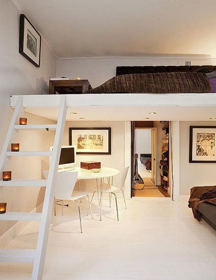 Кровать на импровизированном втором этаже при высоких потолках