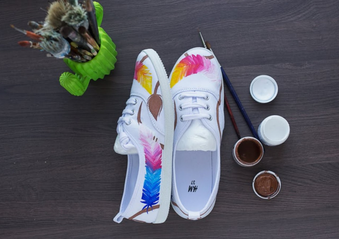Мастер-класс по росписи кед с перьями от Даши Лапшиной Мастер-класс по росписи кед с перьями от Даши Лапшиной