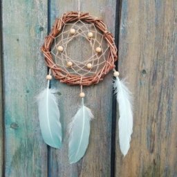​Плетём ловца снов из лозы с перьями
