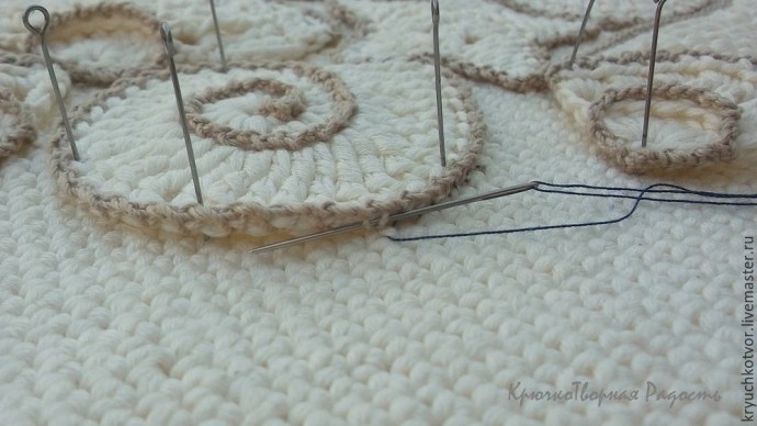 Своеобразная сумка с декором из ракушек и морских звезд