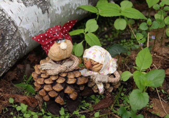 Веселые поделки из шишек