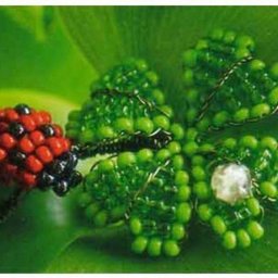 Клевер и Божья коровка из бисера на счастье