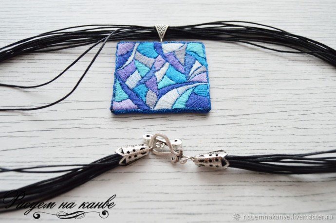 Колье с вышитым гладью кулоном