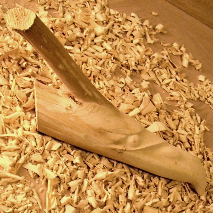 Деревянная статуэтка Деревянная статуэтка