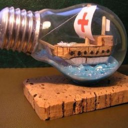 Необычный сувенир: корабль в лампочке