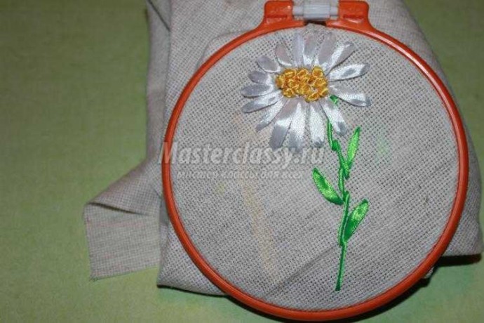 Учимся вышивать лентами ромашку