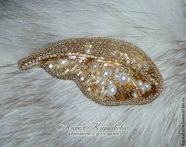 Брошь из бисера "Перо"