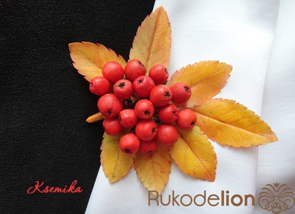 Брошь "Рябина" из полимерной глины