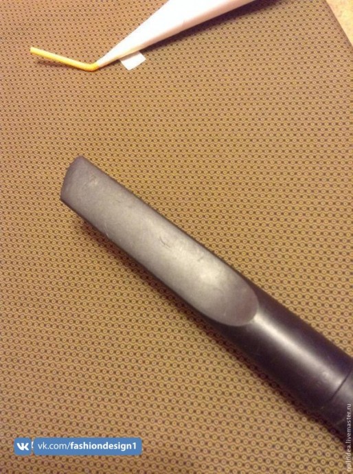 Чистим швейную машину или оверлок от пыли с помощью самодельной насадки для пылесоса