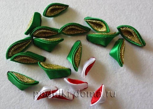 Елочка из лент канзаши