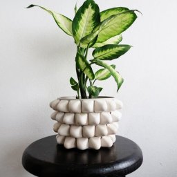 Интересный вариант необычного оформления цветочного горшка: мастер-класс