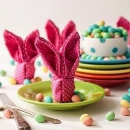 Учимся складывать салфетки в виде зайчика