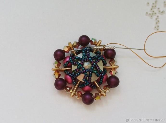 Брошь-кулон из бисера