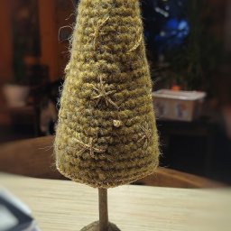 Вязаный декоративный конус