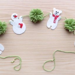 Новогодняя гирлянда с помпонами