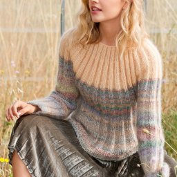 ​Тёплый свитер резинкой