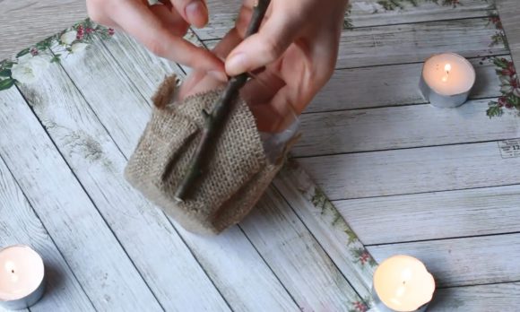 Подсвечник из веток и мешковины