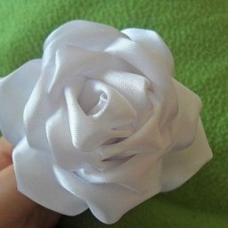 ​Прекрасная роза из широкой атласной ленты