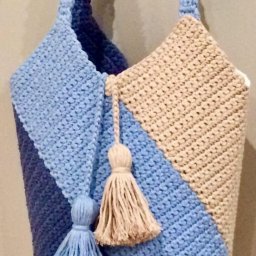 ​Вязаная сумка из четырёх разноцветных частей