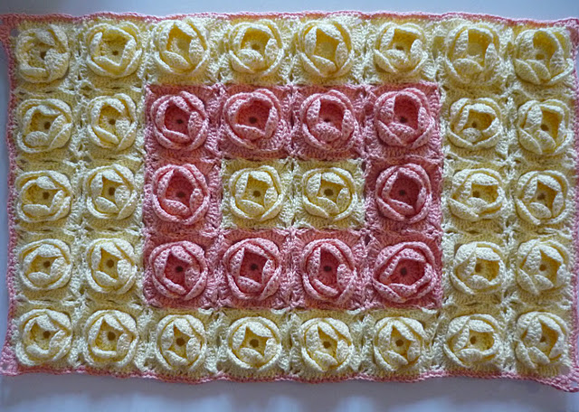 Восхитительные коврики из вязаных розочек