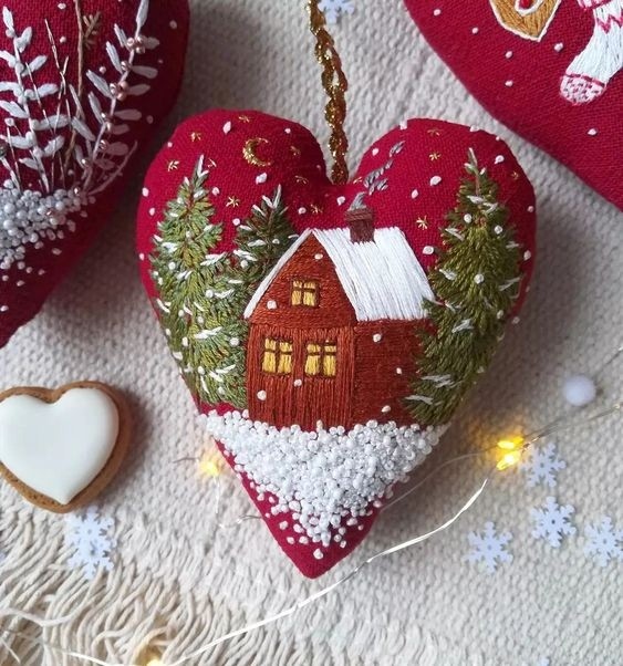 ​Идеи вышитых сердечек для украшения новогодней ёлки