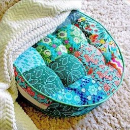 Яркий пуф, который сшит в технике пэчворка