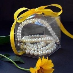 Упаковка для подарка из пластиковой бутылки