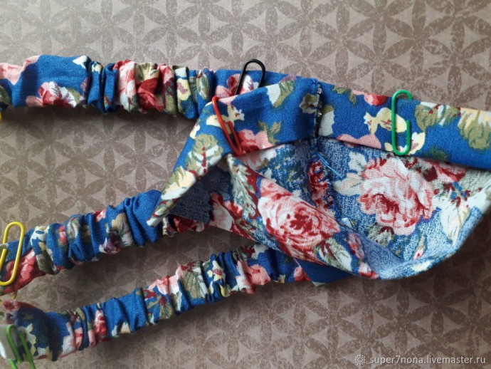 Широкий браслет из ткани и бусин