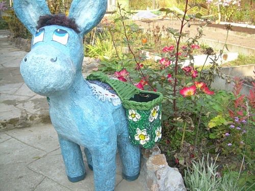 Ослик для украшения дачного газона