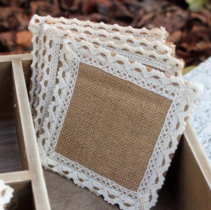 Скатерти, салфетки и декор из мешковины с кружевом