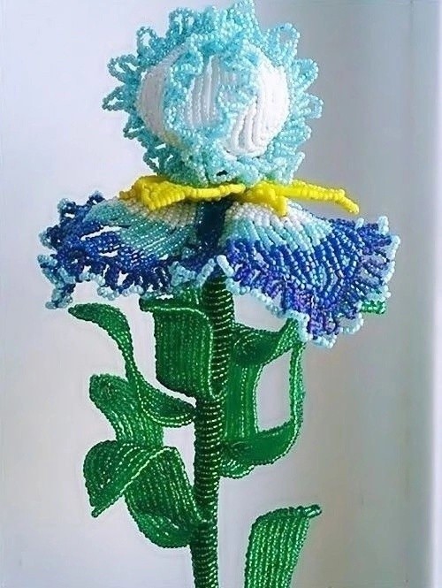 Цветок ириса из бисера