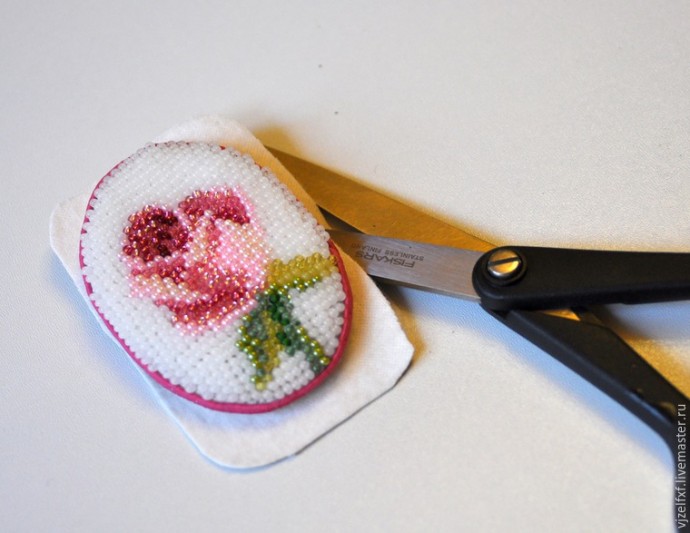 Маленькая брошь с вышивкой