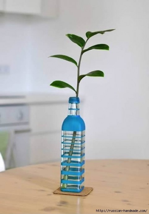 Оригинальная вазочка из стеклянной бутылки