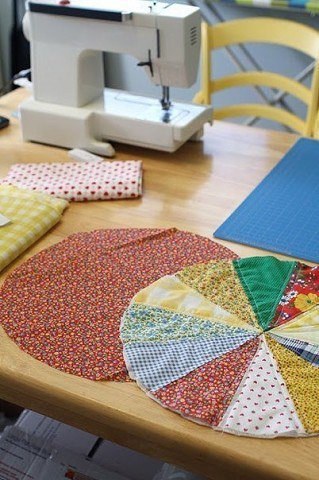 Подушка из лоскутков ткани